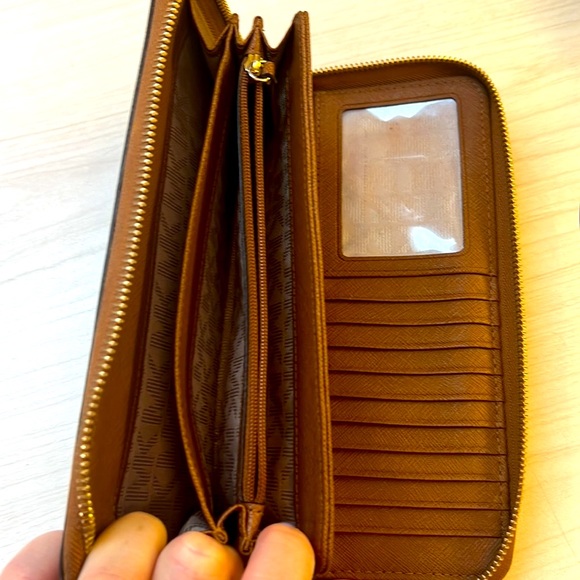 MK Jet Set Saffiano Large Traveling Leather
 Wallet Pre-Owned Great Condition - Picture 4 of 10